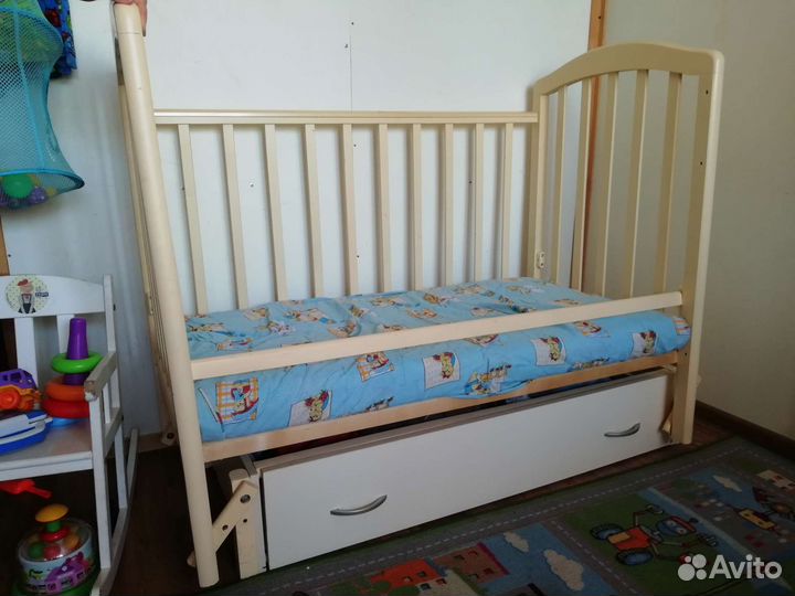 Детская кроватка с маятником и ящиком
