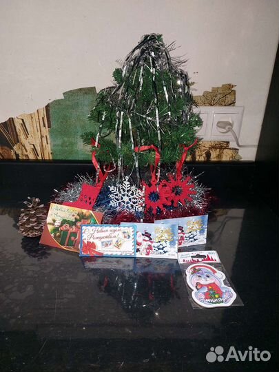 Новогодняя ёлка с мешурой и игрушками