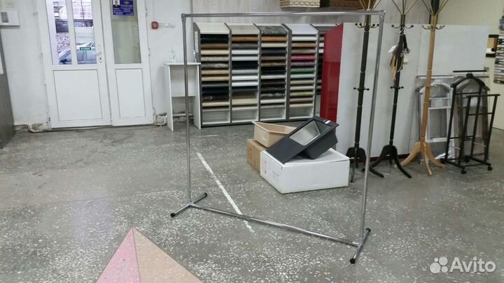 Вешалка трубная для вещей