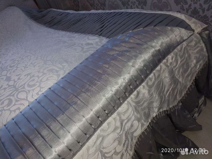 Дорогое, красивое покрывало из жаккарда и атласа