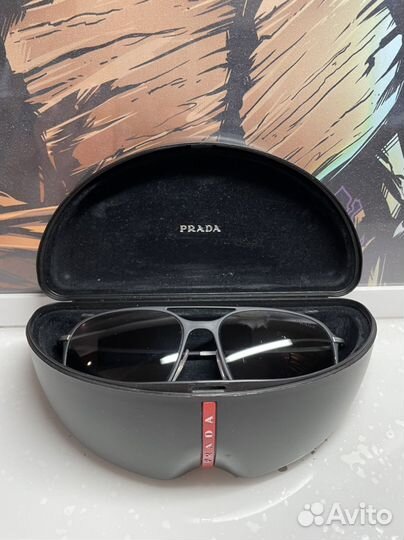 Солнцезащитные очки Prada