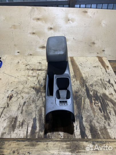 Подлокотник Mitsubishi lancer Cedia