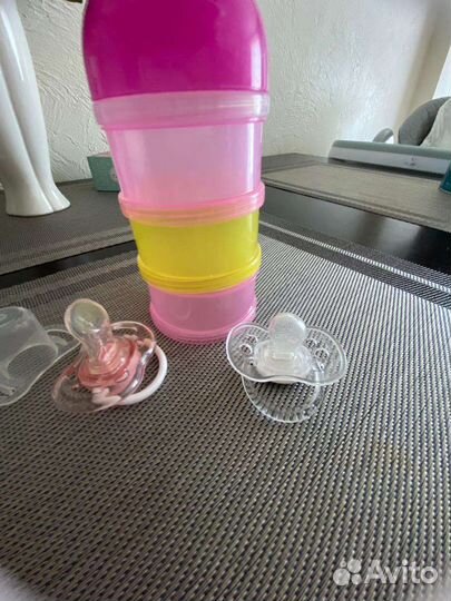 Контейнер для детского питания,плюс новые соски