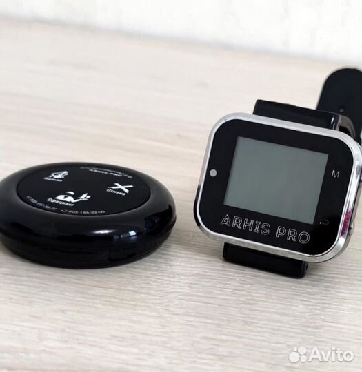 Кнопка вызова официанта с часами персонала