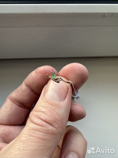 Золотое кольцо с природным изумркдом и бр