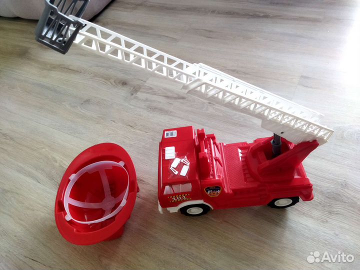 Машина пожарная с каской игрушка