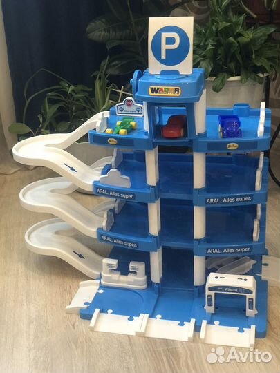 Детская парковка для машинок