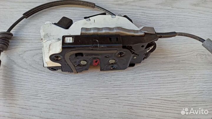 Замок двери задней правой Skoda superb 2