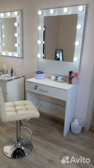 Зеркало со столом для визажиста