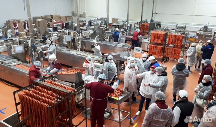 Вахтовый рабочий, укладывающий готовую продукцию