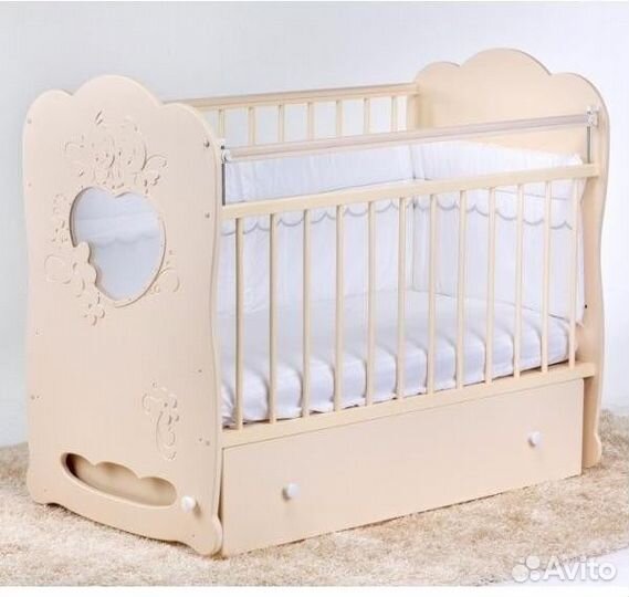 Детская кроватка с маятником и матрасом