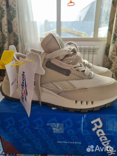 Кроссовки женские