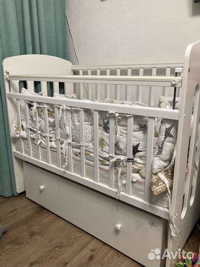 Детская кроватка с поперечным маятником