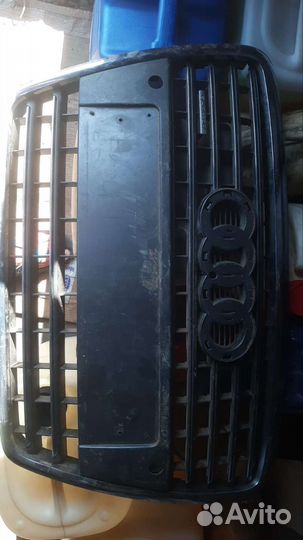 Продаю решотку радиатора,средняя часть Ауди