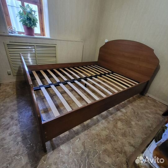 Компьютерный стол, кровать
