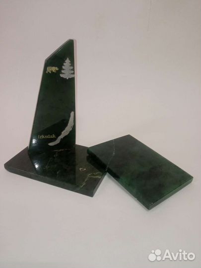 Нефритовая статуэтка