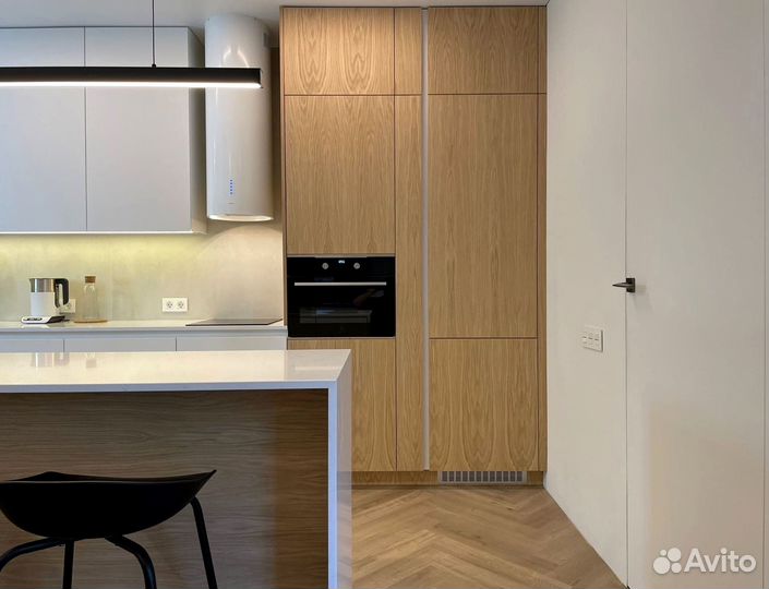 Кухня с каменным островом