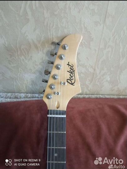 Электрогитара и комбоусилитель Rocket