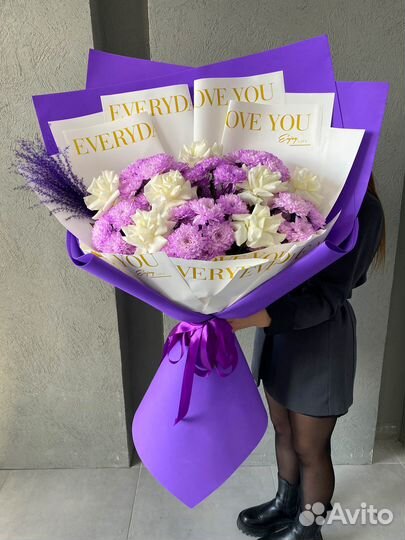 Яркий букет французских роз и хризантем