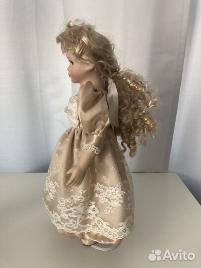 Кукла коллекционная фарфоровая на подставке