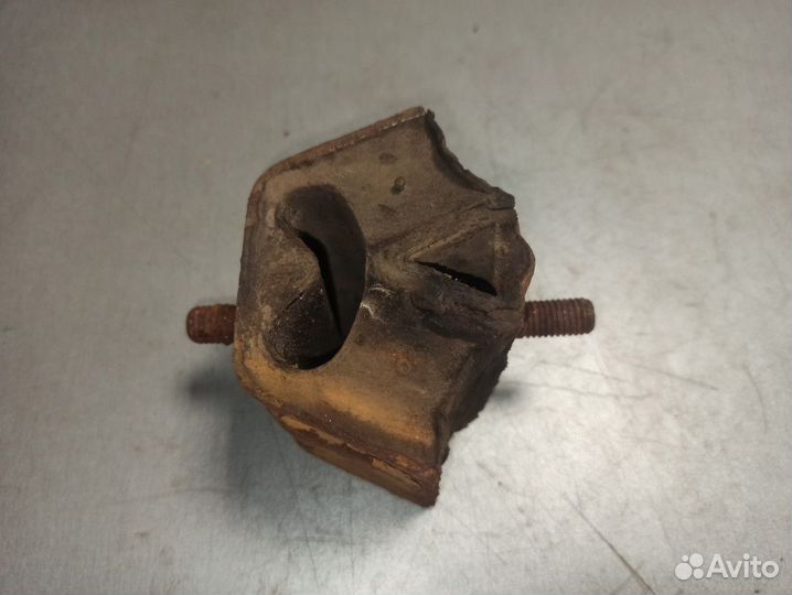 Передняя опора двигателя Audi 80 B2 VW Passat B2