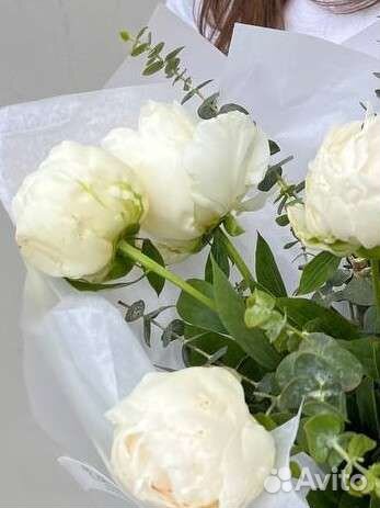Пионы белые с эвкалиптом