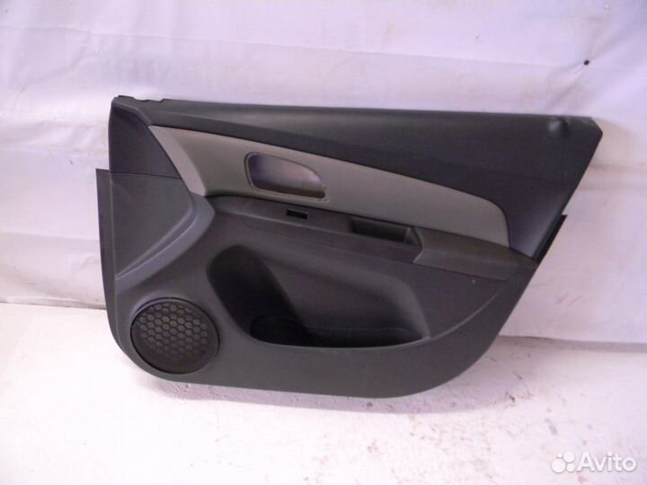 Обшивка двери передней правой Cruze 2009-2016