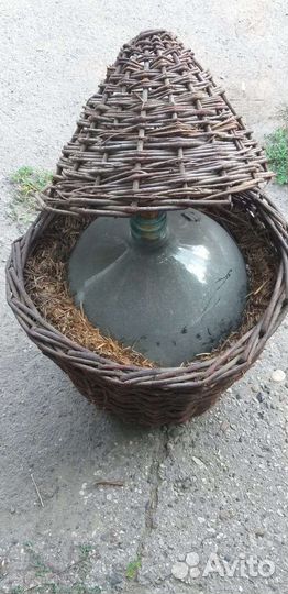 Бутыль стеклянная в корзине