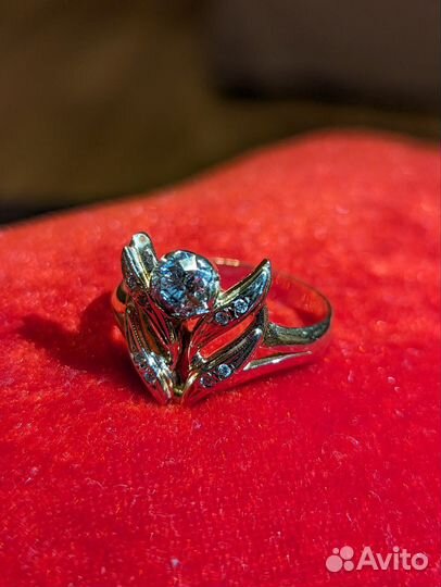 Золотое кольцо с бриллиантом