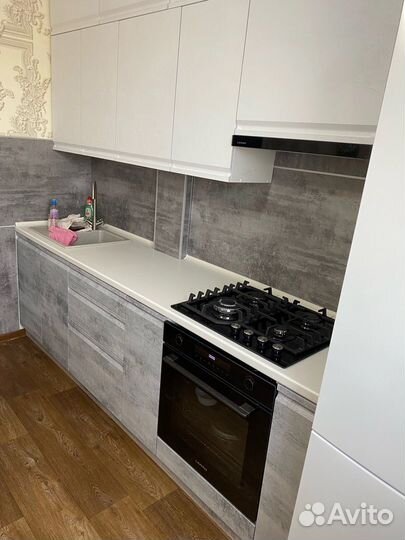 Прямая минималистичная кухня