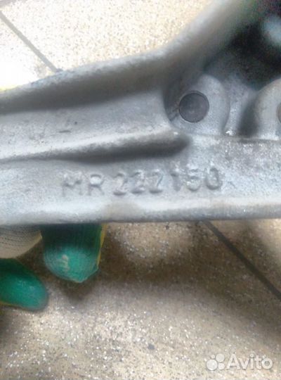 Кронштейн крепления МКПП Вольво S 40 I поколения