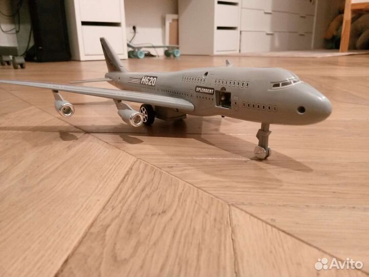 Игрушечный самолёт