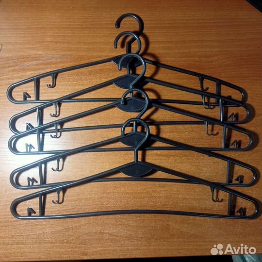 Много Плечики вешалки разных размеров