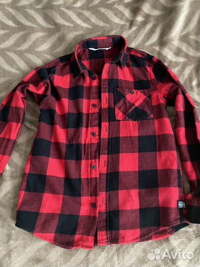 Рубашка и джинсы