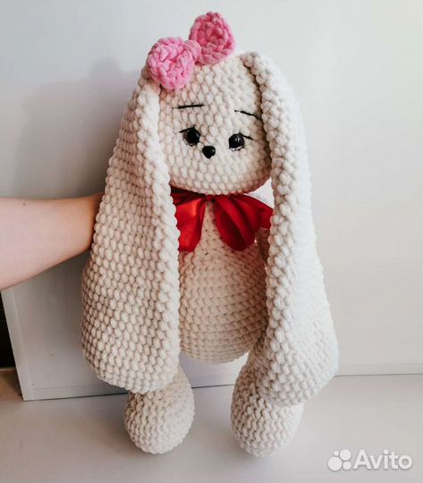 Большой плюшевый заяц