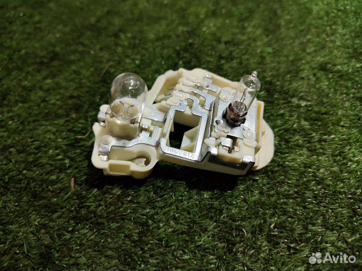 Панель фонаря заднего левого BMW 3 63217211215