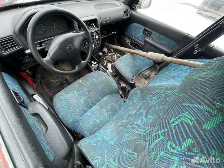 В разборе Peugeot 106