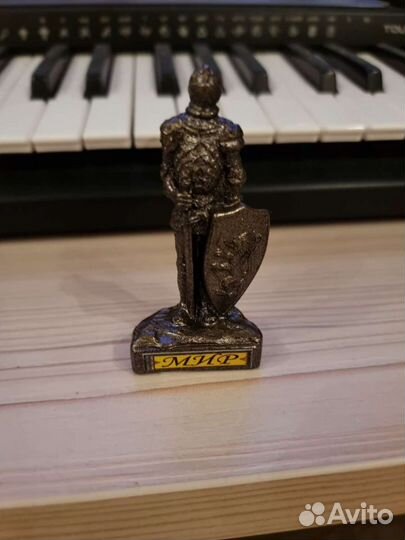 Рыцарь продам статуэтку