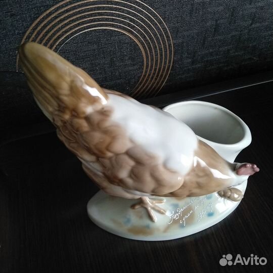 Статуэтка «Курица и жук».