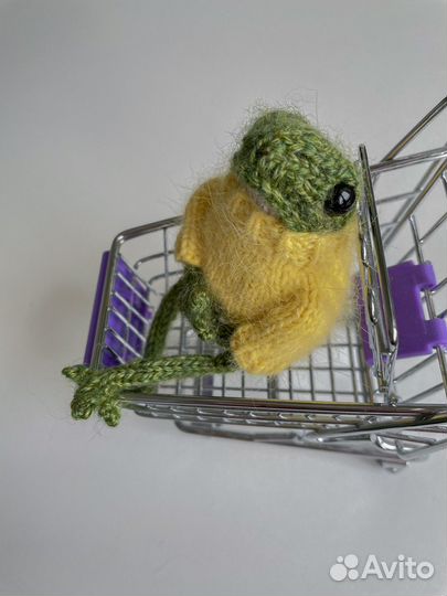 Лягушка вязаная в свитере игрушка подарок сувенир