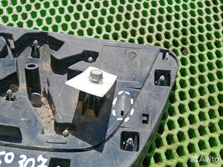 Эмблема Peugeot 307