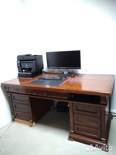 Изысканный комплект мебели в кабинет руководителя