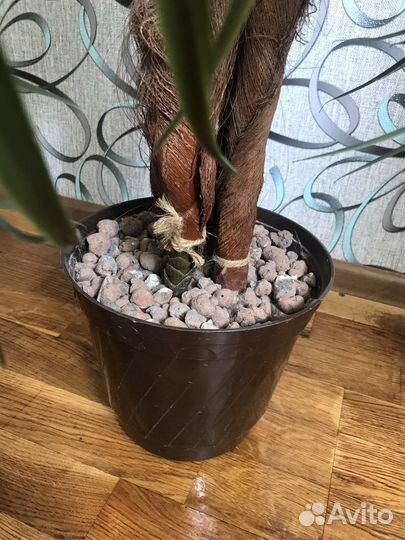 Пальма искусственная в горшке