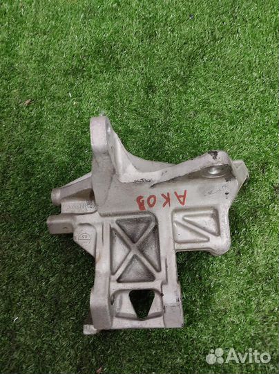 Кронштейн компрессора кондиционера Subaru Impreza