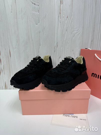 Кроссовки женские