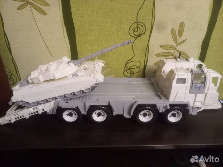 Машина военная с танком