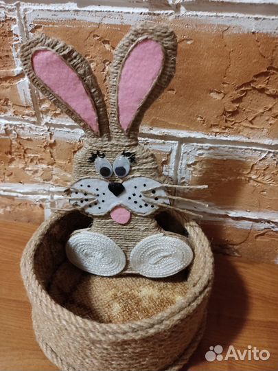 Пасхальная корзинка с зайцем из джута