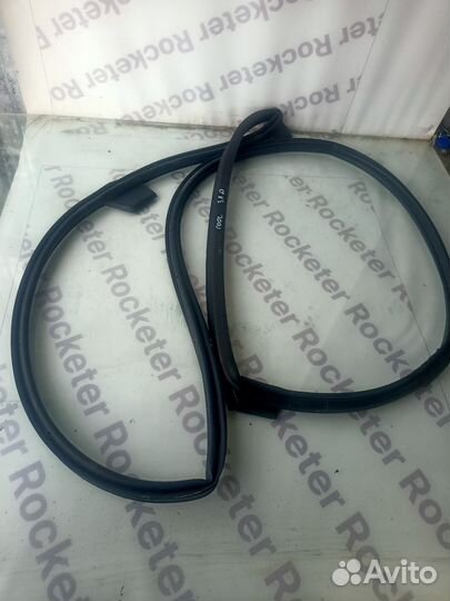 Уплотнитель двери задний левый Geely Coolray Sx11