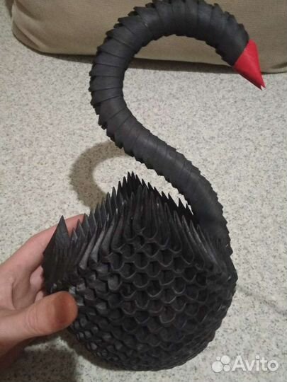 Черный лебедь из бумаги