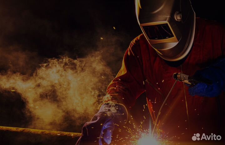 Сварщик на полуавтомат на территории завода